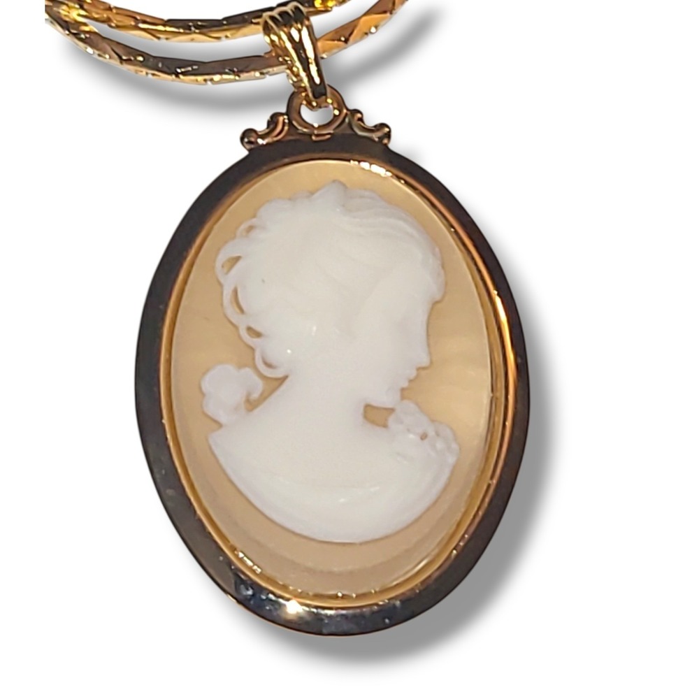 Vintage Gold Tone‎ Cameo Pendant Necklace 24" Resin Lady Portrait Oval Medallion